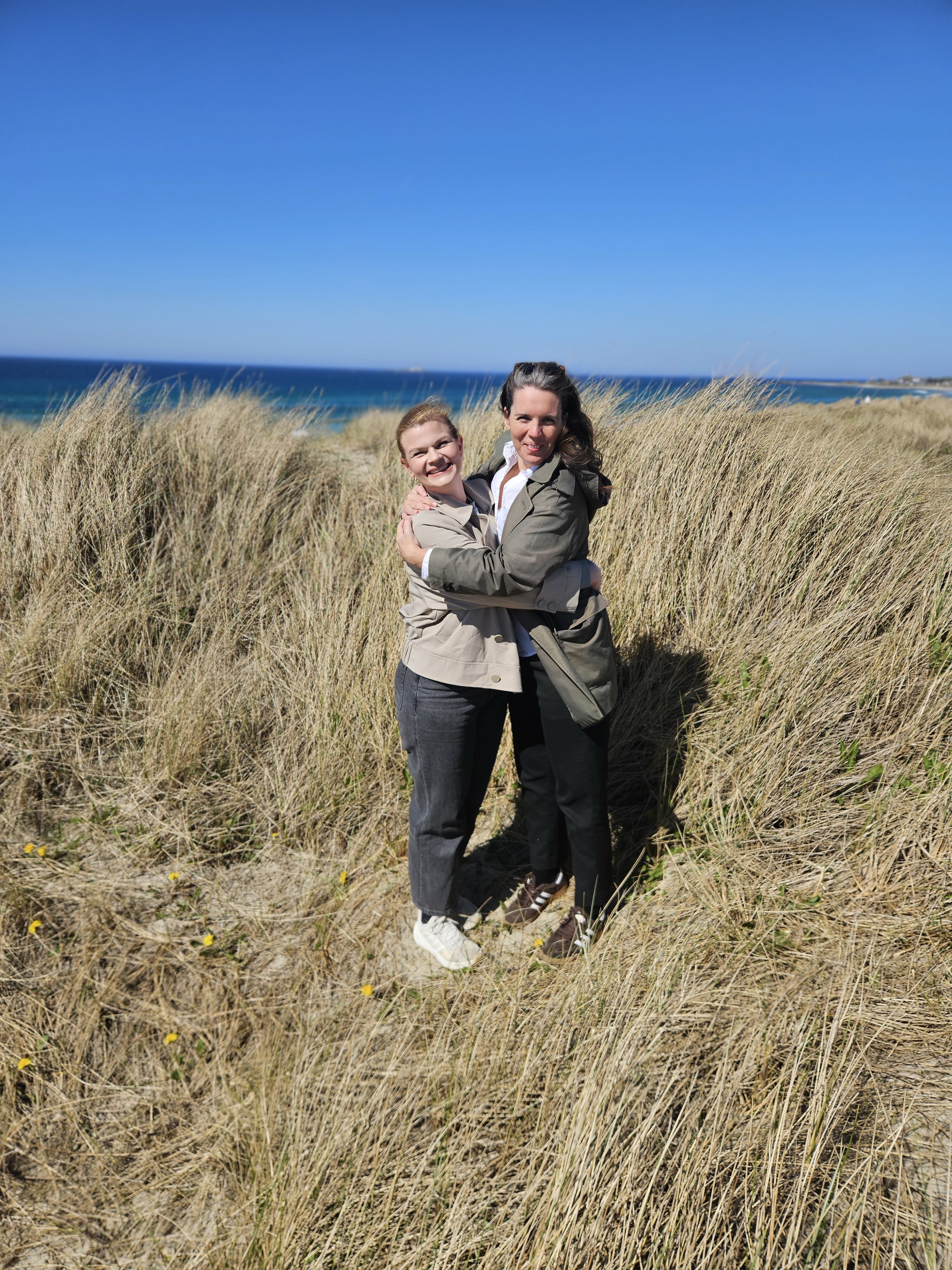 Sisilie og Therese, grunnleggerne av Hjem med oss, i strandgresset