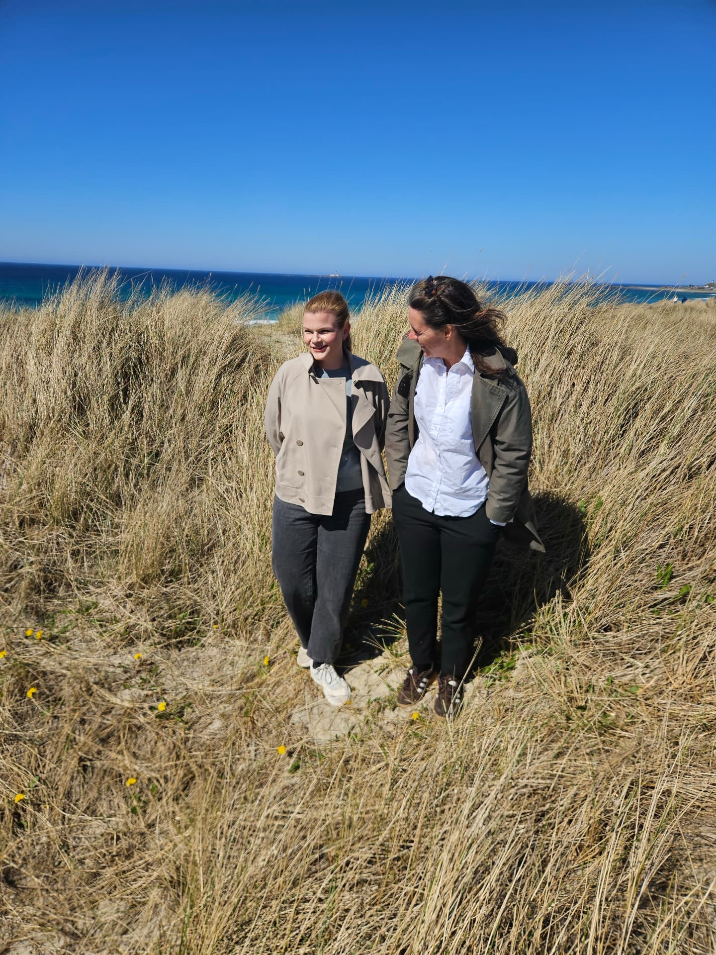 Sisilie og Therese, grunnleggerne av Hjem med oss, på stranden